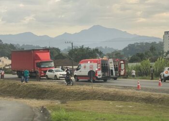 Colisão entre cinco veículos deixa motociclista com fratura exposta em Jaraguá do Sul