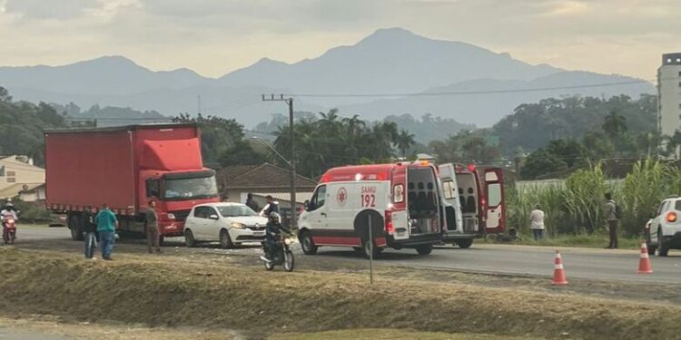 Colisão entre cinco veículos deixa motociclista com fratura exposta em Jaraguá do Sul