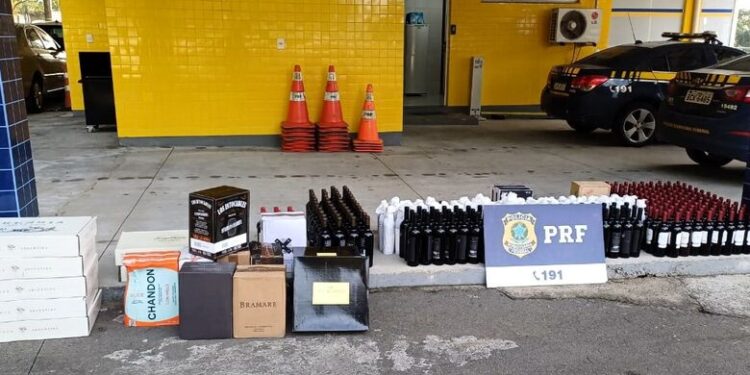PRF apreende 400 garrafas de vinhos que seriam entregues em Jaraguá do Sul