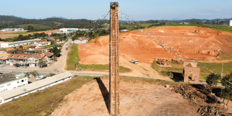 Com fogueira de 40 metros, tradicional festa de São João do Itaperiú inicia nesta sexta-feira (21)