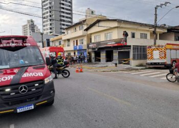 Incêndio em oficina de motos deixa duas pessoas carbonizadas em Itajaí