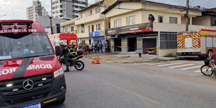 Incêndio em oficina de motos deixa duas pessoas carbonizadas em Itajaí