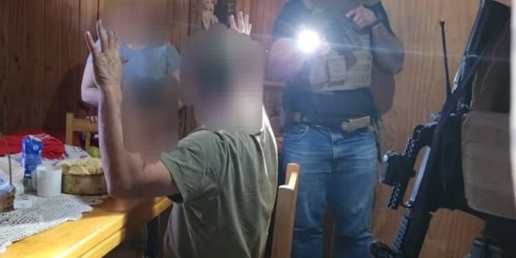 Polícia liberta adolescente de cativeiro em Santa Catarina
