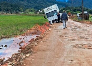 GPS faz motorista errar o caminho e, por pouco, caminhão não tomba no interior de Jaraguá do Sul