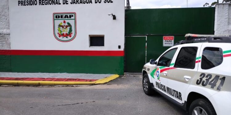 Procurado pela justiça aborda viatura policial para se entregar em Jaraguá do Sul