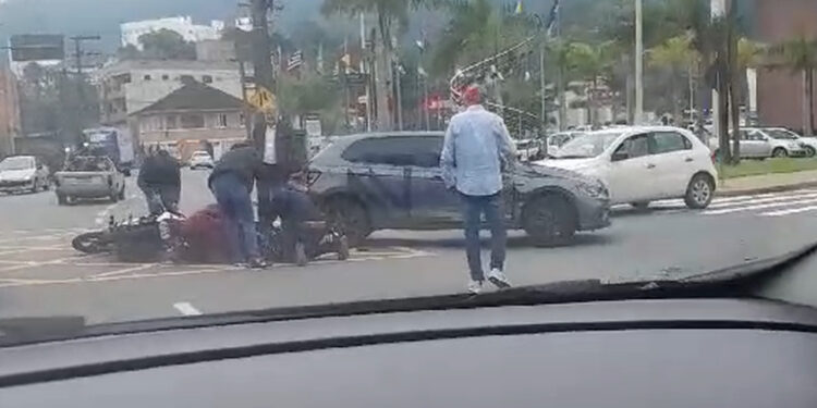 Motociclista fica ferido após acidente em Jaraguá do Sul