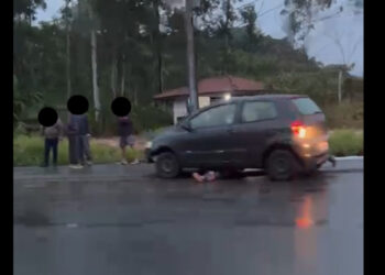 Adolescente é atingido por carro e outro passa por cima dele na BR-280, em Guaramirim