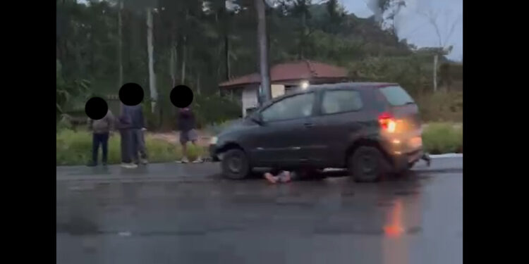 Adolescente é atingido por carro e outro passa por cima dele na BR-280, em Guaramirim