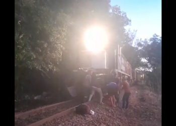 [Vídeo] Carro é arrastado por trem em São Francisco do Sul