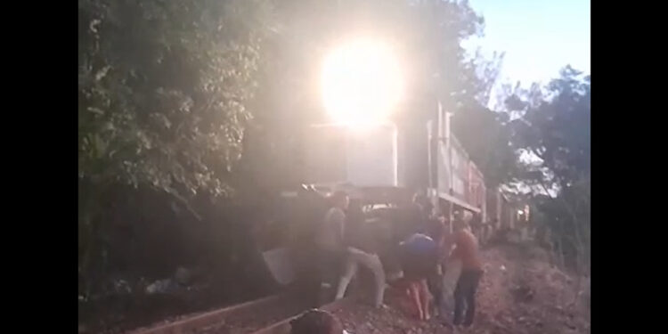 [Vídeo] Carro é arrastado por trem em São Francisco do Sul