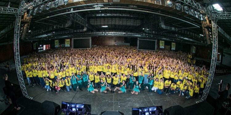 Rede Cooper reúne mais de 3.100 colaboradores em evento na segunda-feira (08) para celebrar seus 80 anos