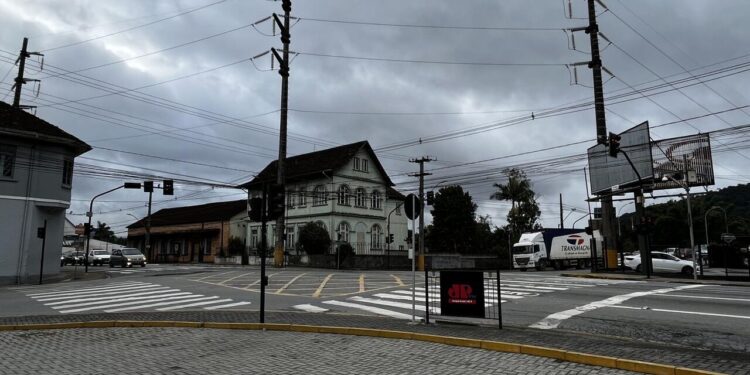 Cruzamento no Centro de Jaraguá terá semáforos em modo piscante nesta quinta (01)