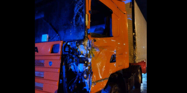 Caminhões colidem na SC-108 em Guaramirim