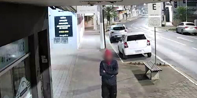 [Vídeo] Homem leva R$ 100 em moedas de restaurante em SC