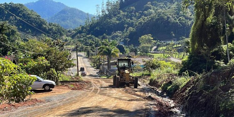 [Fotos] Pavimentação da Rua Pedro Vieira, em Jaraguá, deve ser concluída em setembro