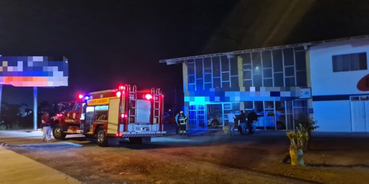 [Vídeo] Incêndio atinge revenda de veículos em Guaramirim