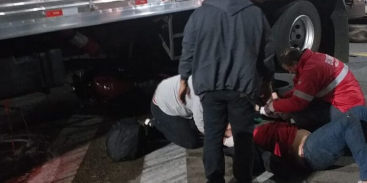 Motociclista vai parar embaixo de caminhão após acidente em Jaraguá do Sul