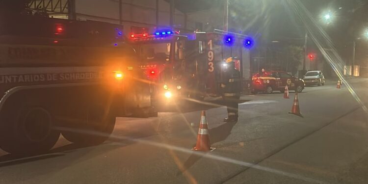 Incêndio atinge fundos de fábrica em Schroeder