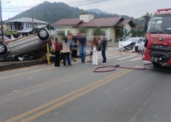 Carro capota após acidente em Schroeder