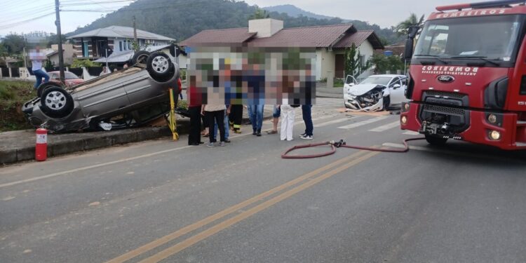 Carro capota após acidente em Schroeder