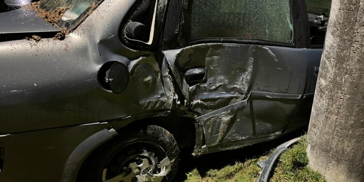 Motorista fica ferida após colidir carro no poste em Jaraguá do Sul