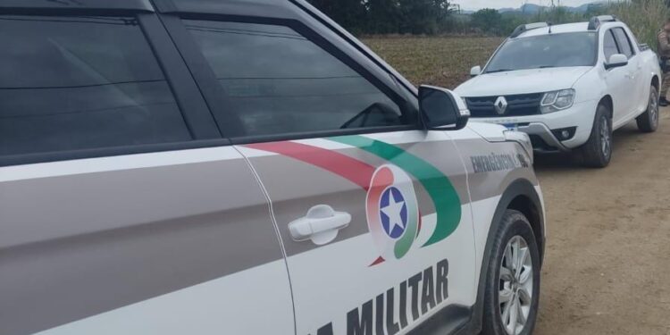 Bandidos armados trancam casal e roubam joias, carro e pedem PIX em Massaranduba