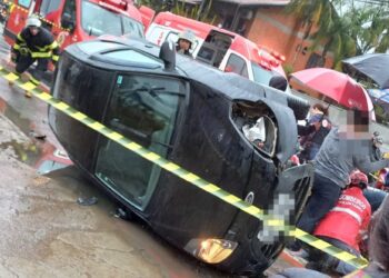 Motociclista vai parar embaixo de carro após acidente em Jaraguá do Sul