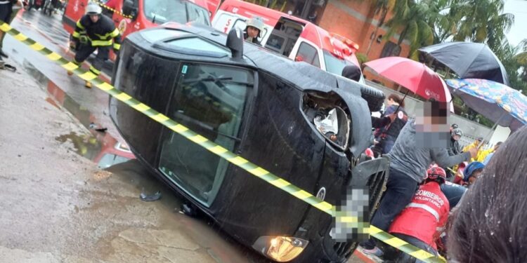 Motociclista vai parar embaixo de carro após acidente em Jaraguá do Sul