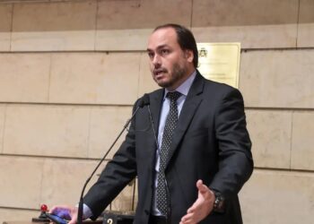 Carlos Bolsonaro pode concorrer ao Senado por Santa Catarina em 2026