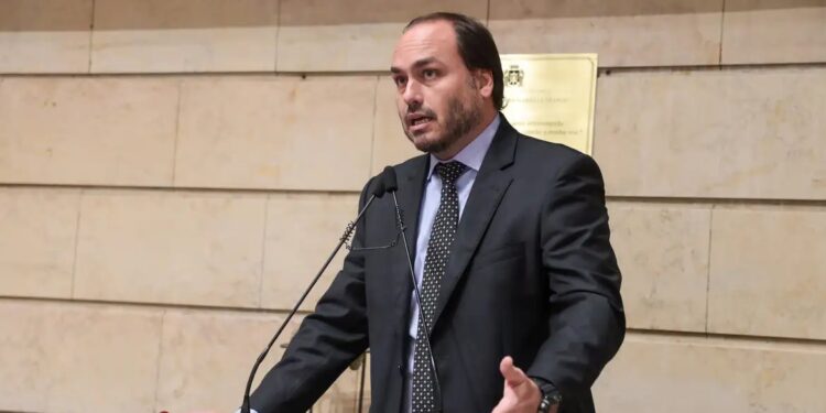 Carlos Bolsonaro pode concorrer ao Senado por Santa Catarina em 2026