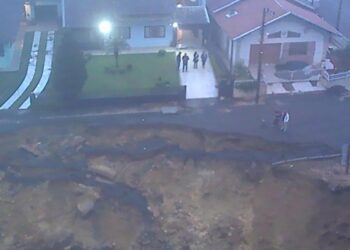 Desmoronamento forma cratera em São Bento do Sul