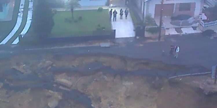 Desmoronamento forma cratera em São Bento do Sul