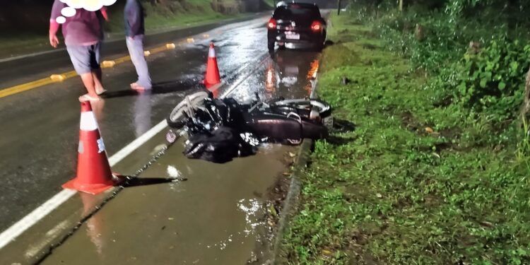 Motociclista tem parte do dedo amputada após acidente em Schroeder