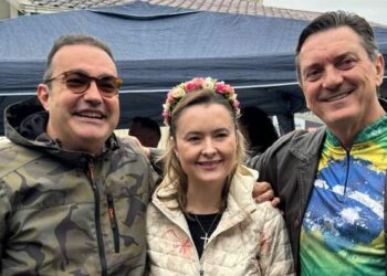 Ao lado de lideranças, Zimmermann e Lunelli participam do 10º Encontro de Amigos do Trator Rice