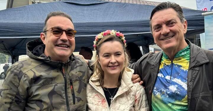 Ao lado de lideranças, Zimmermann e Lunelli participam do 10º Encontro de Amigos do Trator Rice