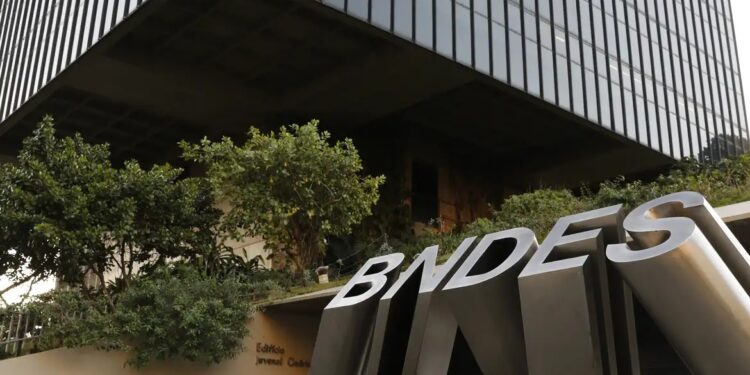 BNDES abre concurso com 150 vagas e salário de R$ 20,9 mil