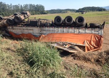 [Fotos e vídeo] Duas pessoas morrem esmagadas por caminhão em grave acidente na SC-108