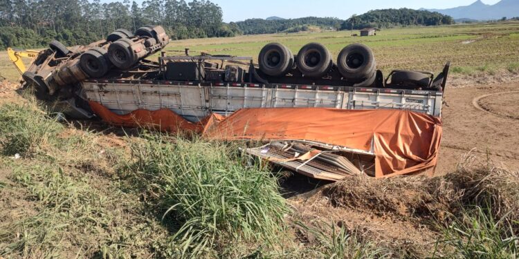 [Fotos e vídeo] Duas pessoas morrem esmagadas por caminhão em grave acidente na SC-108