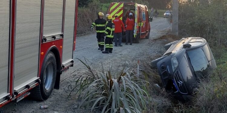 Carro cai em vala após saída de pista em Guaramirim