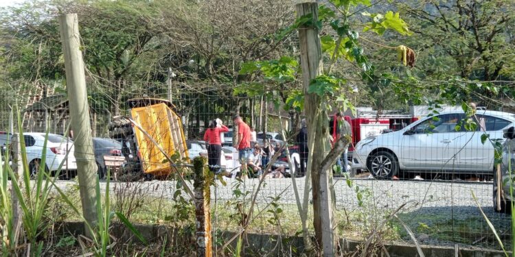 [Vídeo] Acidente com trator rural turístico deixa feridos em Pomerode