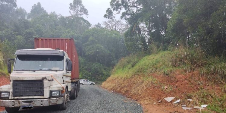 Caminhão é encontrado abandonado em Guaramirim e motorista está desaparecido