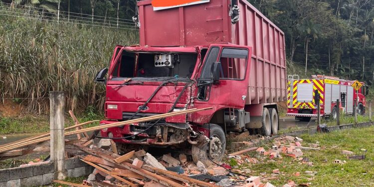 Caminhão bate contra cerca e muro em Guaramirim