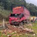 Caminhão bate contra cerca e muro em Guaramirim