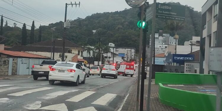 Motociclista que atropelou mulher na faixa é autuado em Jaraguá do Sul