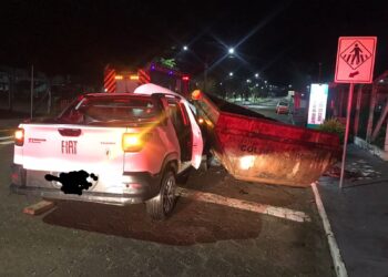 Carro bate contra caçamba em Schroeder