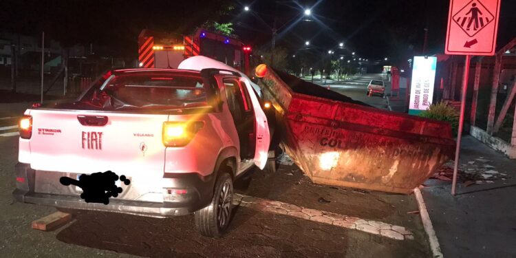 Carro bate contra caçamba em Schroeder