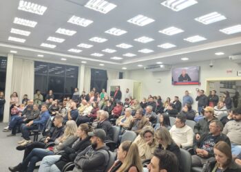 Mães e pais se unem em Guaramirim e protestam contra obrigatoriedade da vacinação contra Covid em crianças