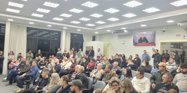 Mães e pais se unem em Guaramirim e protestam contra obrigatoriedade da vacinação contra Covid em crianças