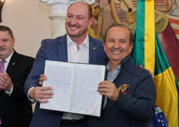 Jorginho Mello transmite cargo de governador do Estado para o presidente da Alesc, Mauro de Nadal