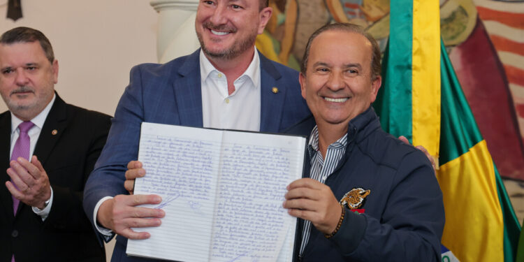 Jorginho Mello transmite cargo de governador do Estado para o presidente da Alesc, Mauro de Nadal